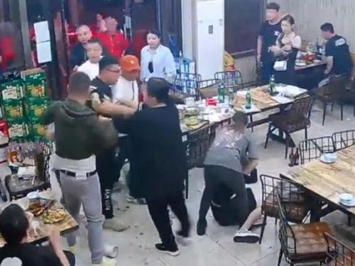 医生爆料唐山打人视频,医生现场直击,还原惊心动魄一幕 第2张 医生爆料唐山打人视频,医生现场直击,还原惊心动魄一幕 第2张